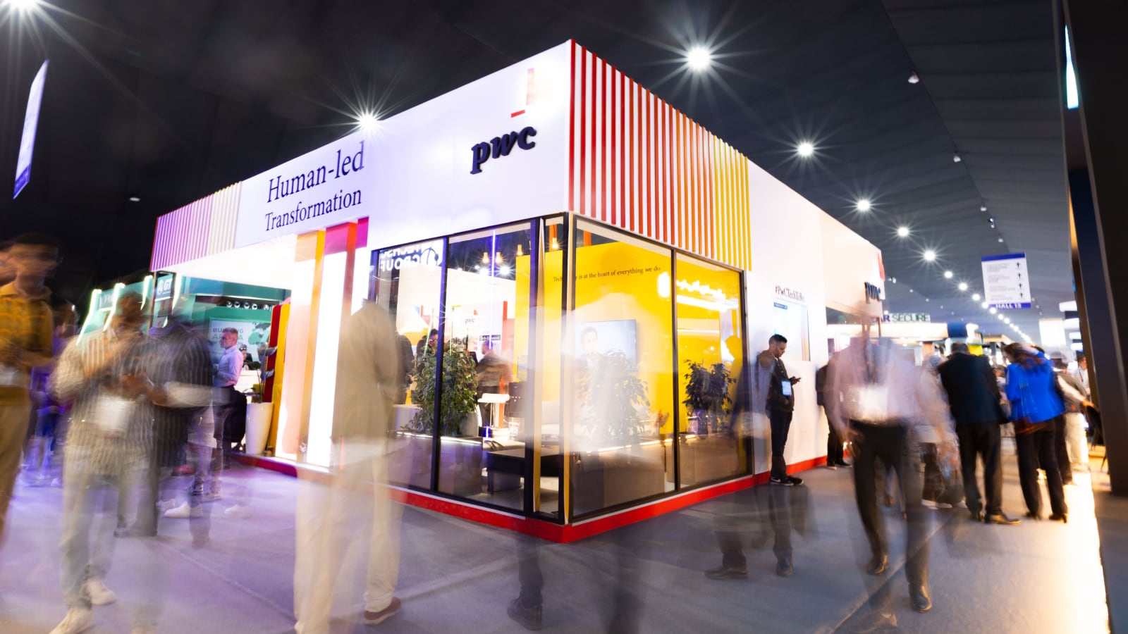 un homme et une femme qui discutent