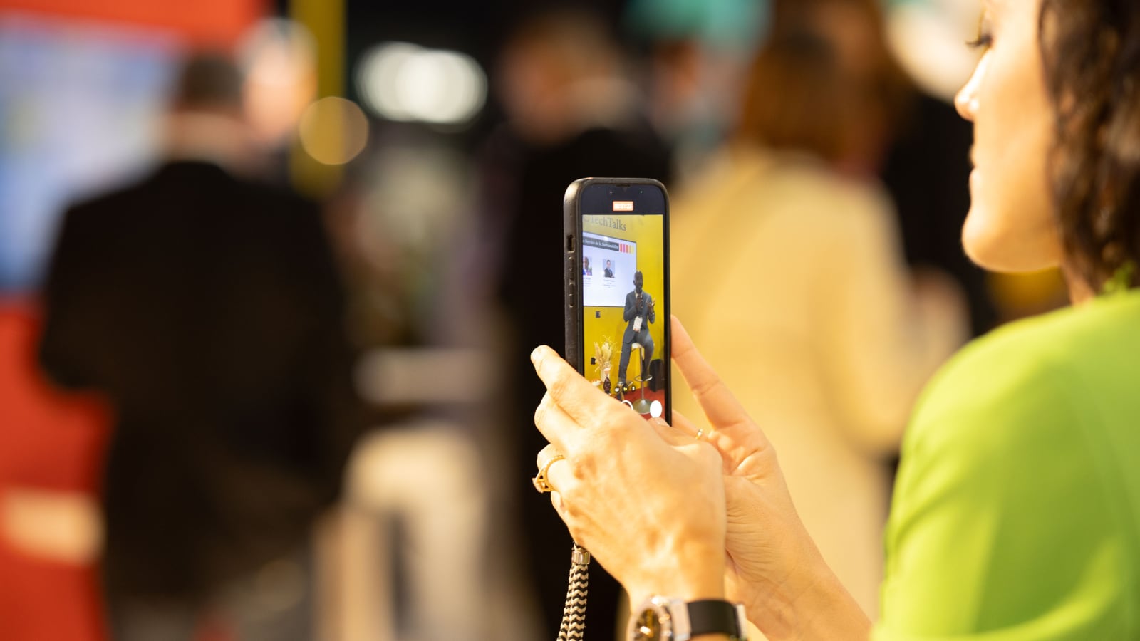deux femmes debouts devant un ordinateur